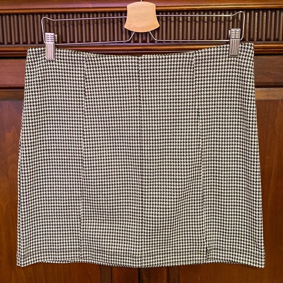 FREE in a bundle. Houndstooth mini skirt zip back JOLT perfect fall wardrobe - Picture 2 of 13